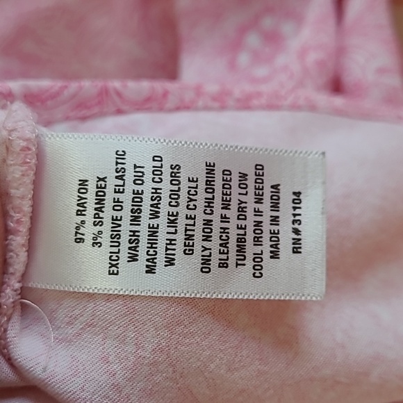 Crown & Ivy Pink & White Paisley Print V-neck Blouse size 2X - Picture 5 of 7